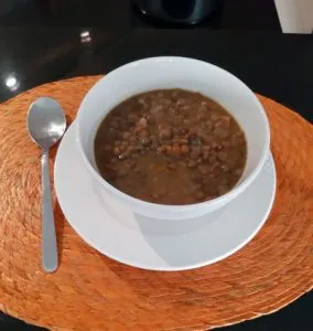 Lentejas con chorizo y chuleta ahumada